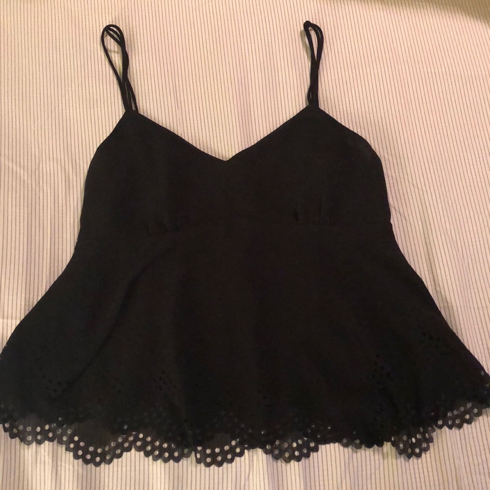 Cropped tank top with cute detailing 🖤